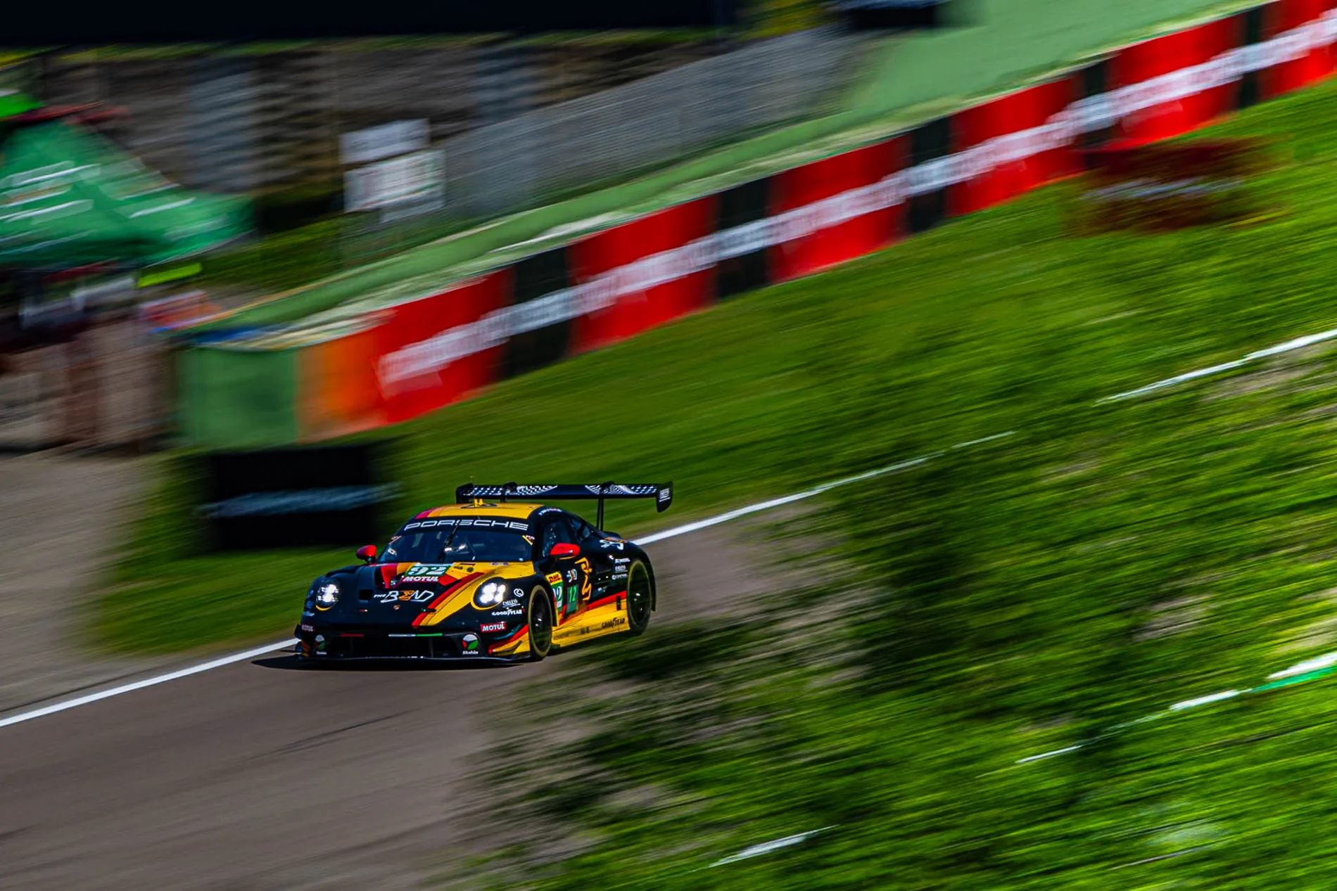 Automobilismo — carro de corrida na pista