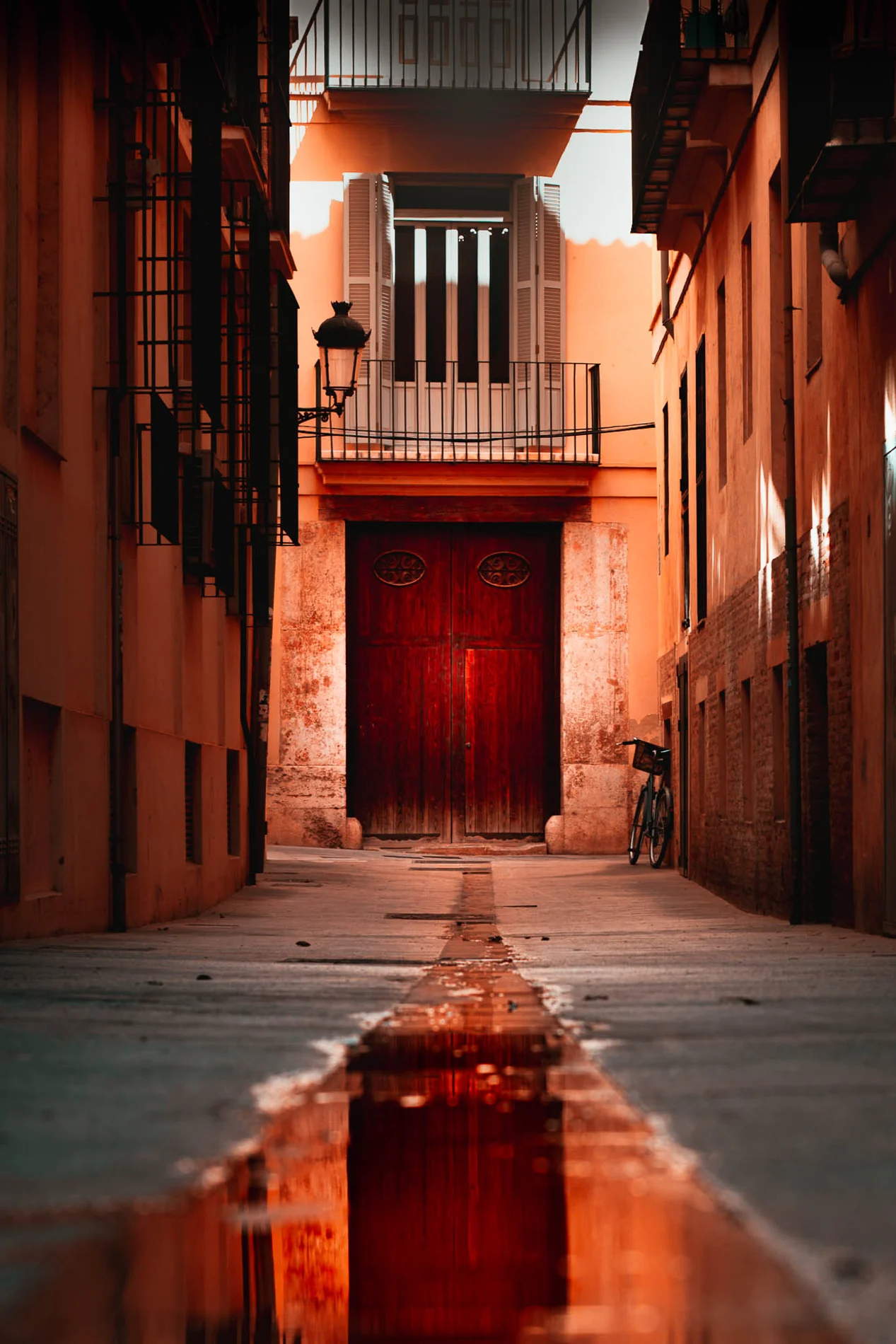 Luz e sombra em uma rua estreita