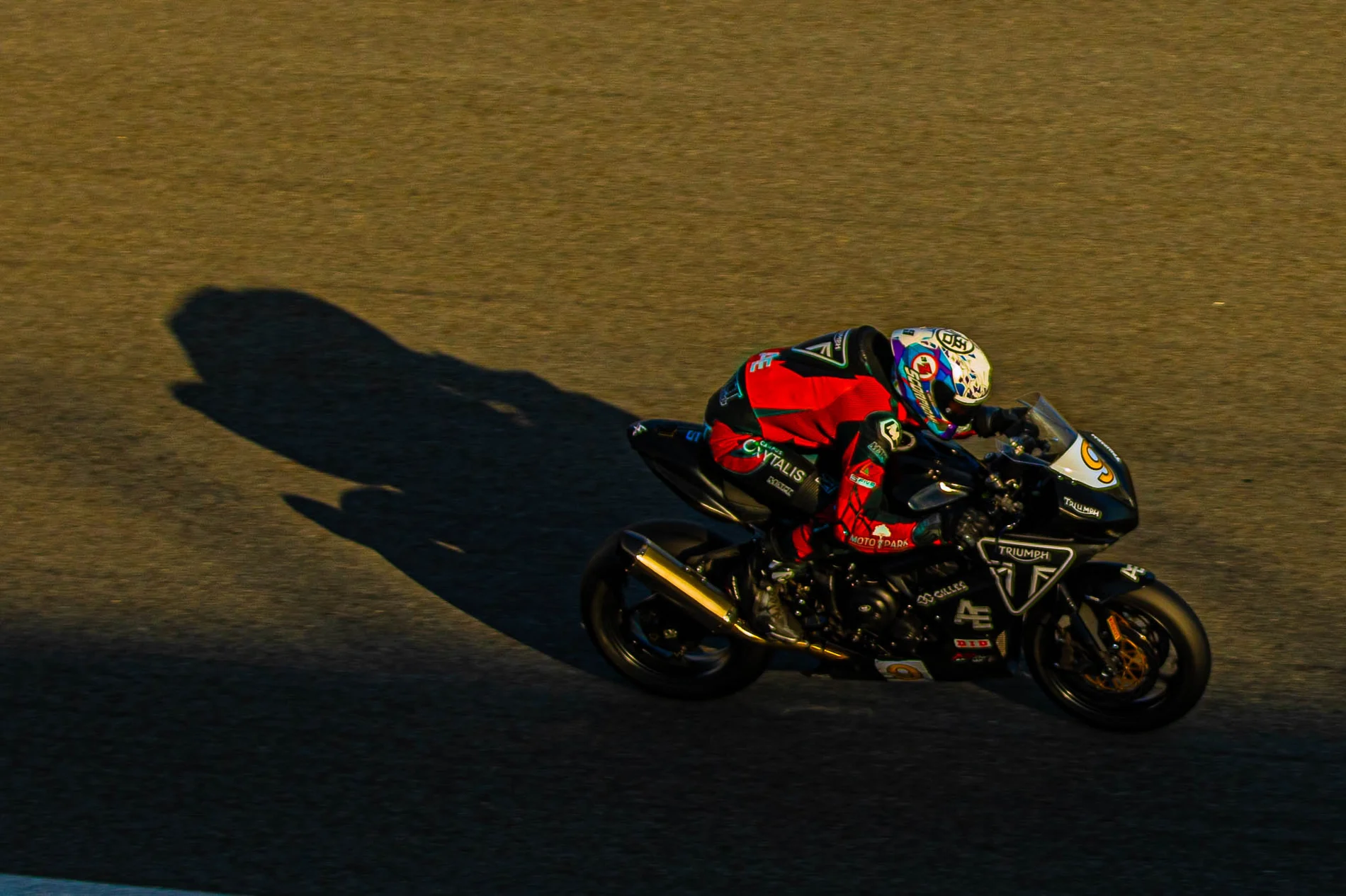 Motociclista em competição sob a luz do fim de tarde